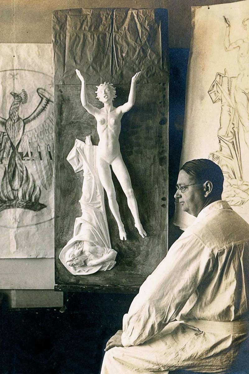 Emil Paul Börner bei der-Arbeit an der Pieta für das Krematorium Meißen um 1931